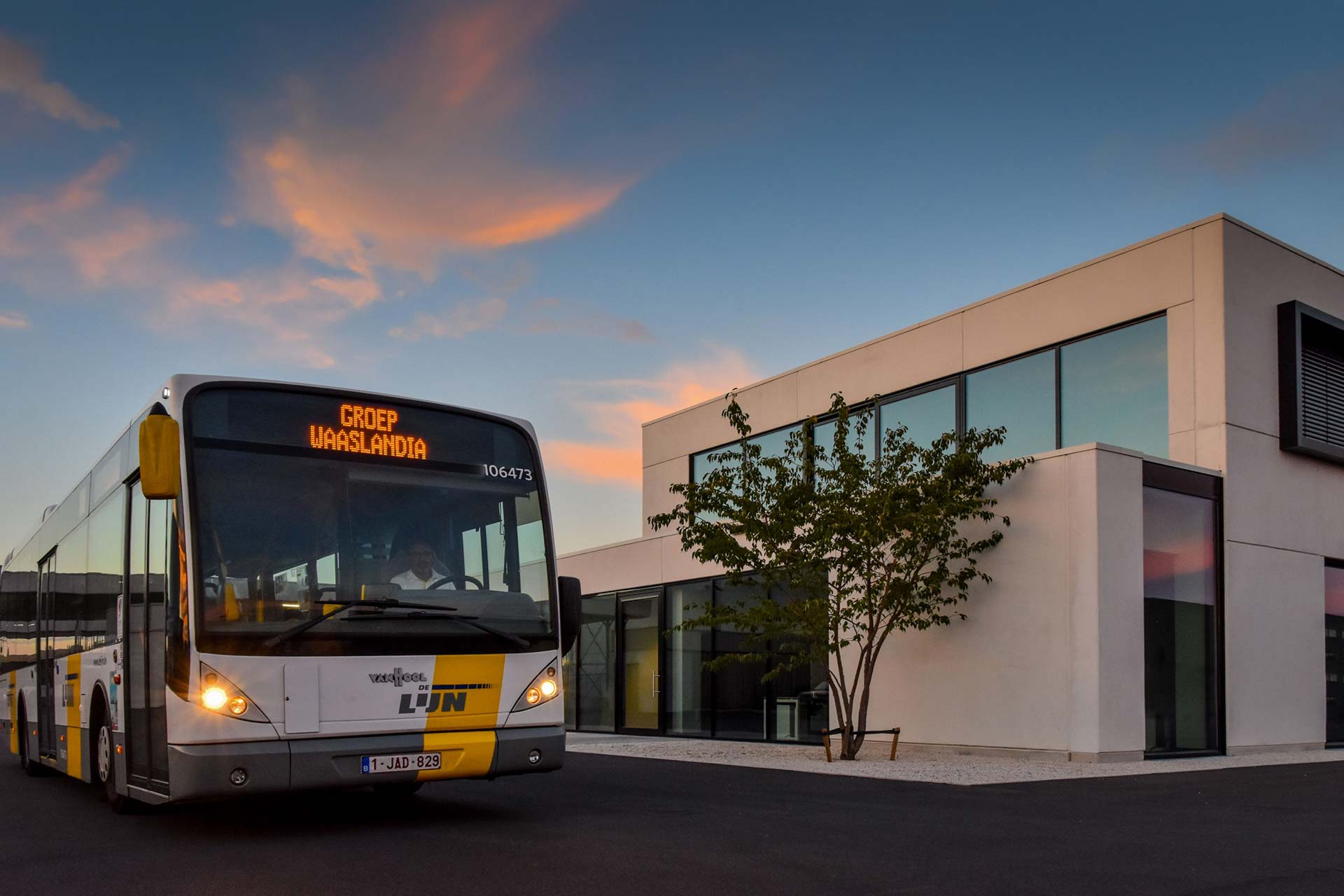 Achtergrond van een bus en kantoor van Waaslandia